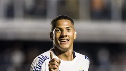 SP - SANTOS - 10/05/2023 - BRASILEIRO A 2023, SANTOS X BAHIA - Angelo jogador do Santos comemora seu gol durante partida contra o Bahia no estadio Vila Belmiro pelo campeonato BRASILEIRO A 2023. Foto: Abner Dourado/AGIF