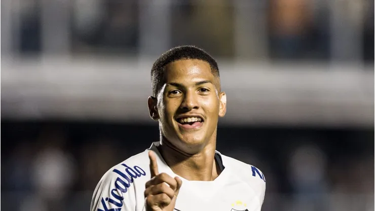 SP - SANTOS - 10/05/2023 - BRASILEIRO A 2023, SANTOS X BAHIA - Angelo jogador do Santos comemora seu gol durante partida contra o Bahia no estadio Vila Belmiro pelo campeonato BRASILEIRO A 2023. Foto: Abner Dourado/AGIF