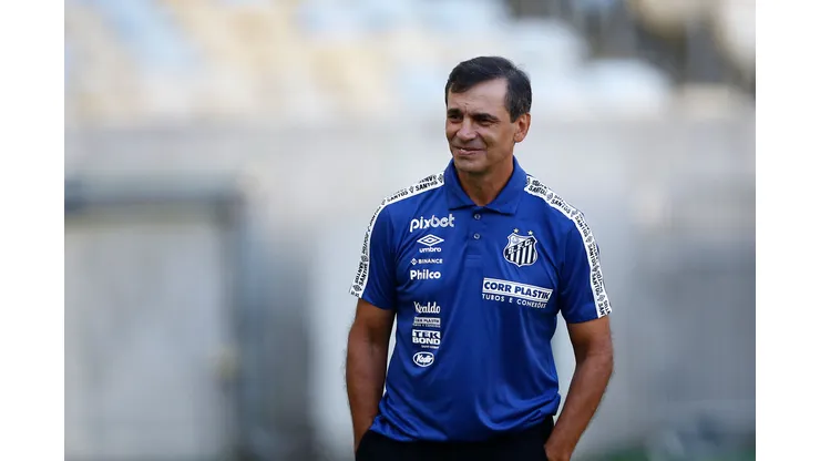 RIO DE JANEIRO, BRAZIL - APRIL 09: Fabian Bustos head coach of Santos during a match between Fluminense and Santos as part of Brasileirao 2022 at Maracana Stadium on April 9, 2022 in Rio de Janeiro, Brazil. (Photo by Wagner Meier/Getty Images)