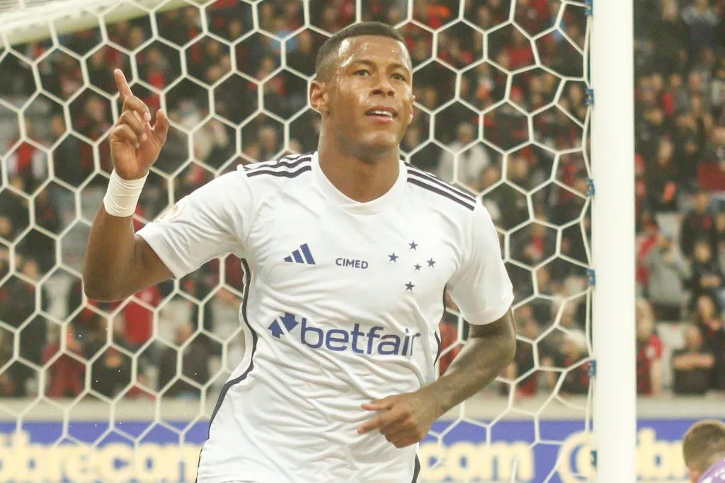 Arthur Gomes dá notícia importante sobre futuro de Matheus Pereira. Foto: Gabriel Machado/AGIF