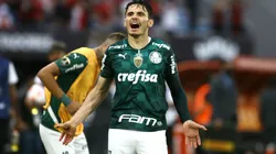 MONTEVIDEO, URUGUAY - NOVEMBER 27: Rapahel Veiga of Palmeiras celebrates after the second goal of his team scored by Deyverson of Palmeiras (not in frame) during the final match of Copa CONMEBOL Libertadores 2021 between Palmeiras and Flamengo at Centenario Stadium on November 27, 2021 in Montevideo, Uruguay. (Photo by Ernesto Ryan/Getty Images)