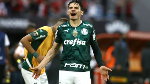 MONTEVIDEO, URUGUAY - NOVEMBER 27: Rapahel Veiga of Palmeiras celebrates after the second goal of his team scored by Deyverson of Palmeiras (not in frame) during the final match of Copa CONMEBOL Libertadores 2021 between Palmeiras and Flamengo at Centenario Stadium on November 27, 2021 in Montevideo, Uruguay. (Photo by Ernesto Ryan/Getty Images)