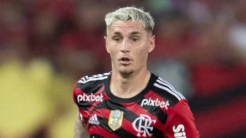 MT - CUIABA - 06/08/2023 - BRASILEIRO A 2023, CUIABA X FLAMENGO - Varela jogador do Flamengo durante partida contra o Cuiaba no estadio Arena Pantanal pelo campeonato Brasileiro A 2023. Foto: Gil Gomes/AGIF