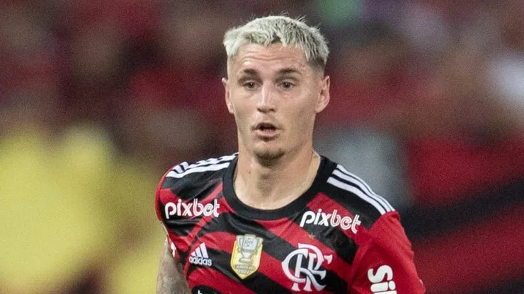MT - CUIABA - 06/08/2023 - BRASILEIRO A 2023, CUIABA X FLAMENGO - Varela jogador do Flamengo durante partida contra o Cuiaba no estadio Arena Pantanal pelo campeonato Brasileiro A 2023. Foto: Gil Gomes/AGIF