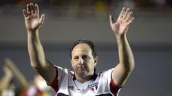 GOIANIA, BRAZIL - SEPTEMBER 01: Rogério Ceni head coach of Sao Paulo waves to supporters prior to a Copa CONMEBOL Sudamericana 2022 first-leg semifinal match between Atletico Goianiense and Sao Paulo at Serra Dourada Stadium on September 01, 2022 in Goiania, Brazil. (Photo by Andressa Anholete/Getty Images)