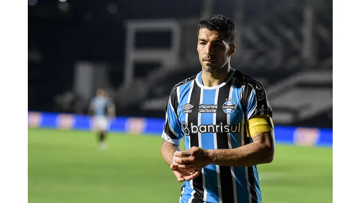 RJ - RIO DE JANEIRO - 06/08/2023 - BRASILEIRO A 2023, VASCO X GREMIO - Luis Suarez jogador do Gremio lamenta derrota ao final da partida contra o Vasco no estadio Sao Januario pelo campeonato Brasileiro A 2023. Foto: Thiago Ribeiro/AGIF