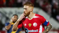 Foto: Rafael Vieira/AGIF - Souza jogador do Nautico comemora seu gol durante partida contra o Retro no estadio Arruda pelo campeonato Pernambucano 2023.