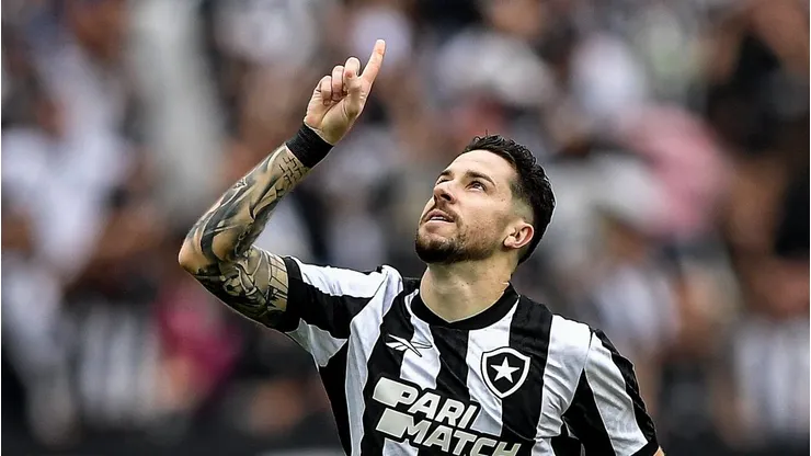 Foto: Thiago Ribeiro/AGIF - Gustavo Sauer jogador do Botafogo comemora seu gol durante partida contra o Coritiba no estadio Engenhao pelo campeonato Brasileiro A 2023.