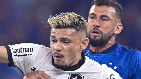 Photo by Pedro Vilela/Getty Images - Tiquinho Soares lesiona o joelho esquerdo