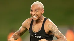 Deyverson comemorando seu gol