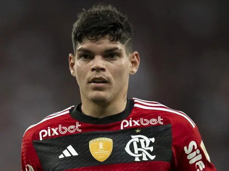 Ayrton Lucas perde a paciência ao vivo e alfineta trabalho de Sampaoli no Flamengo