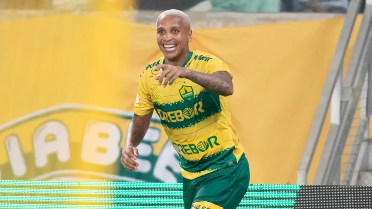 MT - CUIABA - 06/08/2023 - BRASILEIRO A 2023, CUIABA X FLAMENGO - Deyverson jogador do Cuiaba comemora seu gol durante partida contra o Flamengo no estadio Arena Pantanal pelo campeonato Brasileiro A 2023. Foto: Gil Gomes/AGIF