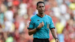 RJ - RIO DE JANEIRO - 16/04/2023 - BRASILEIRO A 2023, FLAMENGO X CORITIBA - O arbitro Rodrigo Jose Pereira de Lima durante partida entre Flamengo e Coritiba no estadio Maracana pelo campeonato BRASILEIRO A 2023. Foto: Thiago Ribeiro/AGIF