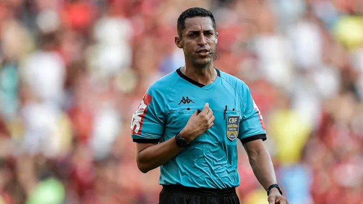 RJ - RIO DE JANEIRO - 16/04/2023 - BRASILEIRO A 2023, FLAMENGO X CORITIBA - O arbitro Rodrigo Jose Pereira de Lima durante partida entre Flamengo e Coritiba no estadio Maracana pelo campeonato BRASILEIRO A 2023. Foto: Thiago Ribeiro/AGIF