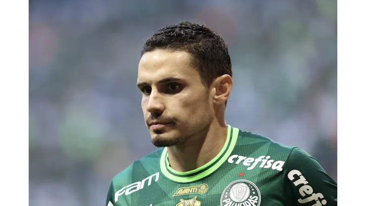 SP - SAO PAULO - 22/07/2023 - BRASILEIRO A 2023, PALMEIRAS X FORTALEZA - Raphael Veiga jogador do Palmeiras durante partida contra o Fortaleza no estadio Arena Allianz Parque pelo campeonato Brasileiro A 2023. Foto: Marcello Zambrana/AGIF