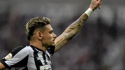 RJ - RIO DE JANEIRO - 30/07/2023 - BRASILEIRO A 2023, BOTAFOGO X CORITIBA - Tiquinho Soares jogador do Botafogo comemora seu gol durante partida contra o Coritiba no estadio Engenhao pelo campeonato Brasileiro A 2023. Foto: Thiago Ribeiro/AGIF