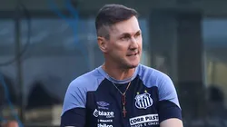 SP - SANTOS - 05/08/2023 - BRASILEIRO A 2023, SANTOS X ATHLETICO-PR - Paulo Turra tecnico do Santos durante partida contra o Athletico-PR no estadio Vila Belmiro pelo campeonato Brasileiro A 2023. Foto: Marcello Zambrana/AGIF