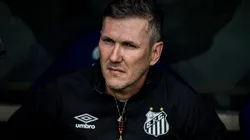 Foto: Thiago Ribeiro/AGIF - Paulo Turra tecnico do Santos durante partida contra o Fluminense no estadio Maracana pelo campeonato Brasileiro A 2023.