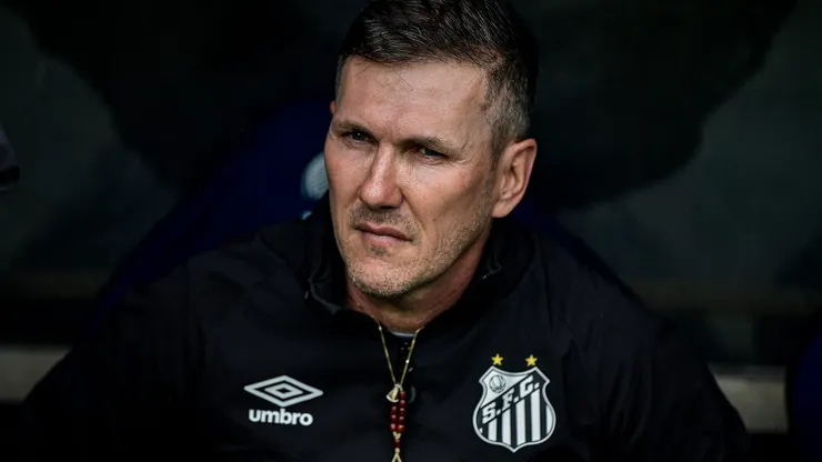 Foto: Thiago Ribeiro/AGIF - Paulo Turra tecnico do Santos durante partida contra o Fluminense no estadio Maracana pelo campeonato Brasileiro A 2023.