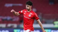 Foto: Maxi Franzoi/AGIF - Johnny jogador do Internacional durante partida contra o Corinthians no estadio Beira-Rio pelo campeonato Brasileiro A 2023.
