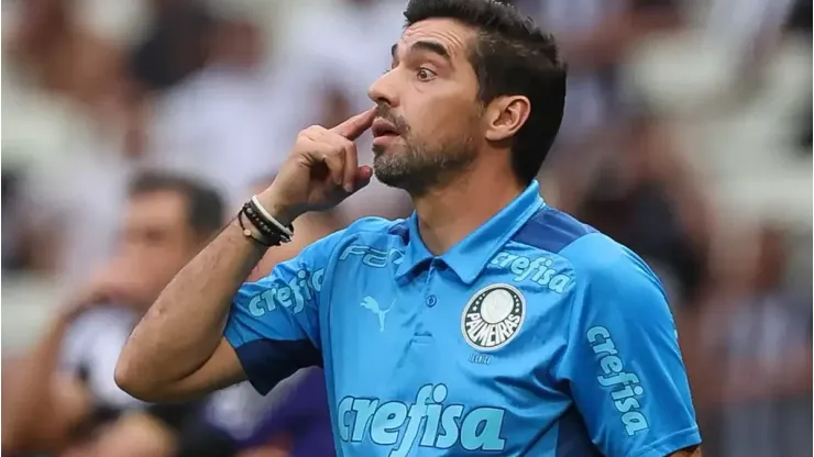 Foto destaque: Divulgação Palmeiras/Cesar Greco. Abel Ferreira comanda Palmeiras em jogo do brasileirão.