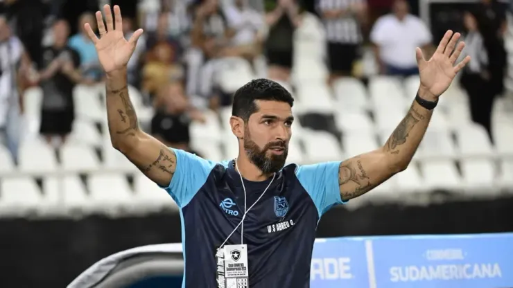 Foto: Getty Images/Bruna Abreu. Loco Abreu como técnico em jogo diante do Botafogo.