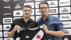 Foto: Daniel Ramalho/Vasco - Vegetti recebendo a camisa 99 de Bracks