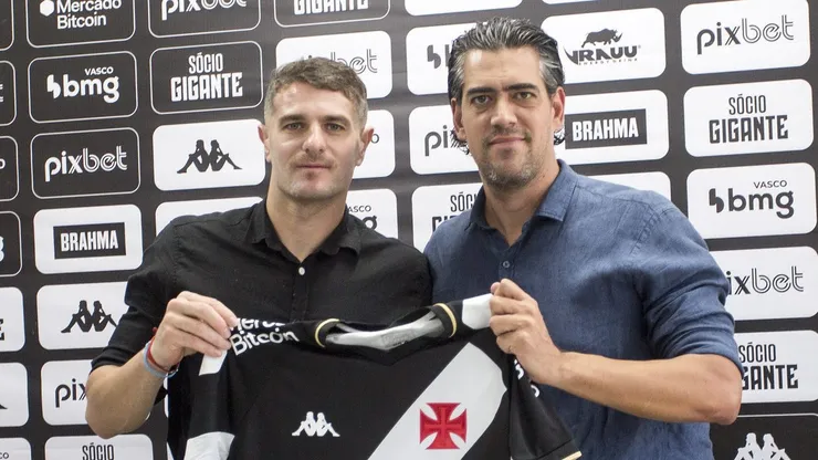 Foto: Daniel Ramalho/Vasco - Vegetti recebendo a camisa 99 de Bracks