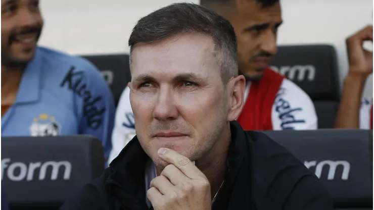 SANTOS, BRAZIL - JULY 23: Paulo Turra head coach of Santos looks on during the match between Santos and Botafogo as part of Brasileirao Series A 2023 at Urbano Caldeira Stadium (Vila Belmiro) on July 23, 2023 in Santos, Brazil. (Photo by Ricardo Moreira/Getty Images)