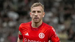 Pedro Henrique em ação contra o Atlético-MG