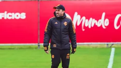 Foto: Divulgação/Twitter. Eduardo Coudet comanda treino antes do duelo contra o Corinthians.