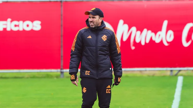 Foto: Divulgação/Twitter. Eduardo Coudet comanda treino antes do duelo contra o Corinthians.