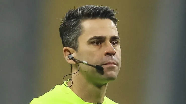 RS - PORTO ALEGRE - 21/05/2023 - BRASILEIRO A 2023, GREMIO X INTERNACIONAL - O arbitro Flavio Rodrigues de Souza durante partida entre Gremio e Internacional no estadio Arena do Gremio pelo campeonato BRASILEIRO A 2023. Foto: Pedro H. Tesch/AGIF