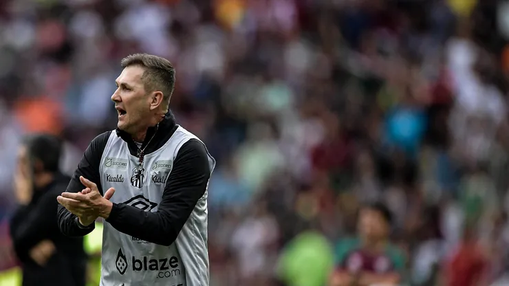 RJ - RIO DE JANEIRO - 29/07/2023 - BRASILEIRO A 2023, FLUMINENSE X SANTOS - Paulo Turra tecnico do Santos durante partida contra o Fluminense no estadio Maracana pelo campeonato Brasileiro A 2023. Foto: Thiago Ribeiro/AGIF