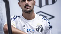 Foto Divulgação: Twitter/Santos. João Basso foi apresentado na última quinta-feira (3).