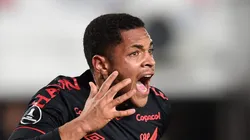 Photo by Marcelo Endelli/Getty Images - Vitor Roque pode ser chamado logo pelo Barcelona