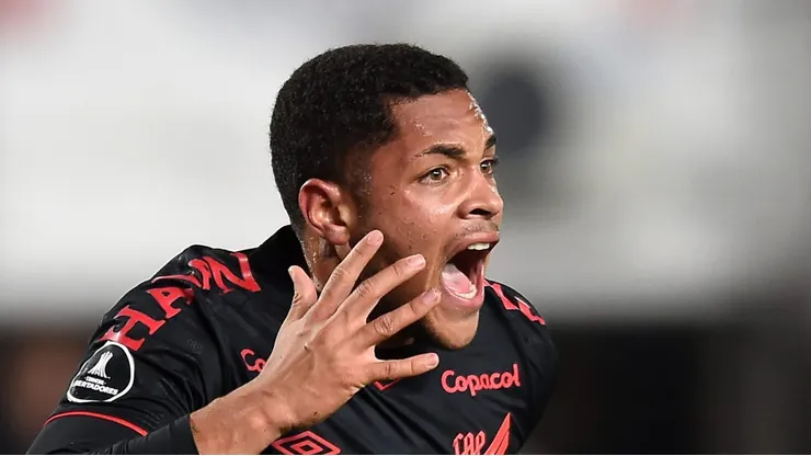 Photo by Marcelo Endelli/Getty Images - Vitor Roque pode ser chamado logo pelo Barcelona