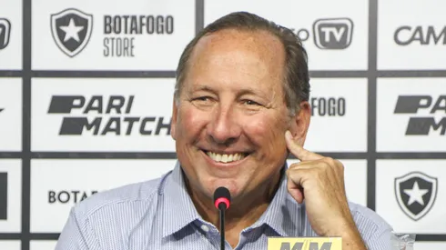 Textor monta estratégia ousada para espantar concorrência do mercado em titulares do Botafogo