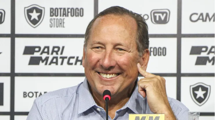 Textor monta estratégia ousada para espantar concorrência do mercado em titulares do Botafogo