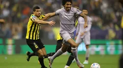 RIYADH, SAUDI ARABIA - JANUARY 26: Luiz Gustavo of Al Nassr battles for possession with Tarek Hamed of Al Ittihad during the Saudi Super Cup Semi-Final match between Al Ittihad and Al Nassr at King Fahd International Stadium on January 26, 2023 in Riyadh, Saudi Arabia. (Photo by Yasser Bakhsh/Getty Images)