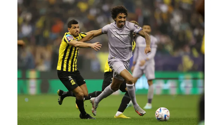 RIYADH, SAUDI ARABIA - JANUARY 26: Luiz Gustavo of Al Nassr battles for possession with Tarek Hamed of Al Ittihad during the Saudi Super Cup Semi-Final match between Al Ittihad and Al Nassr at King Fahd International Stadium on January 26, 2023 in Riyadh, Saudi Arabia. (Photo by Yasser Bakhsh/Getty Images)