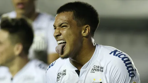 Photo by Alexandre Schneider/Getty Images - Marcos Leonardo recebe explicação de Falcão