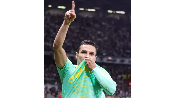 MG - BELO HORIZONTE - 02/08/2023 - LIBERTADORES 2023, ATLETICO-MG X PALMEIRAS - Raphael veiga jogador do Palmeiras comemora seu gol durante partida contra o Atletico-MG no estadio Mineirao pelo campeonato Libertadores 2023. Foto: Gilson Lobo/AGIF