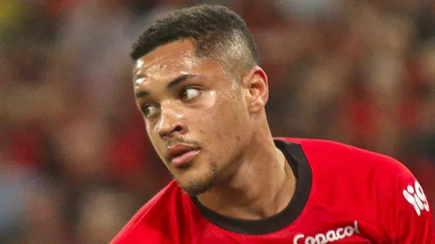 PR - CURITIBA - 12/07/2023 - COPA DO BRASIL 2023, ATHLETICO-PR X FLAMENGO - Vitor Roque jogador do Athletico-PR durante partida contra o Flamengo no estadio Arena da Baixada pelo campeonato Copa do Brasil 2023. Foto: Gabriel Machado/AGIF