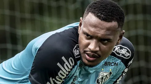 John está emprestado pelo Santos ao Internacional e proposta de Valladolid, de R9, fez rumo das conversas mudar