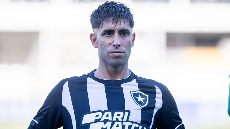 SP - SANTOS - 23/07/2023 - BRASILEIRO A 2023, SANTOS X BOTAFOGO - Di Placido jogador do Botafogo durante partida contra o Santos no estadio Vila Belmiro pelo campeonato Brasileiro A 2023. Foto: Abner Dourado/AGIF