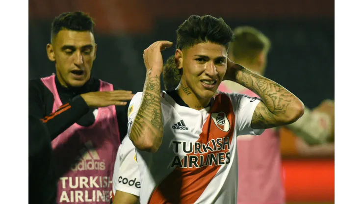 ROSARIO, ARGENTINA - SEPTEMBER 15: Jorge Carrascal of River Plate celebrates after scoring the third goal of his team during a match between Newell's Old Boys and River Plate as part of Torneo Liga Profesional 2021 at Marcelo Bielsa Stadium on September 15, 2021 in Rosario, Argentina. (Photo by Luciano Bisbal/Getty Images)