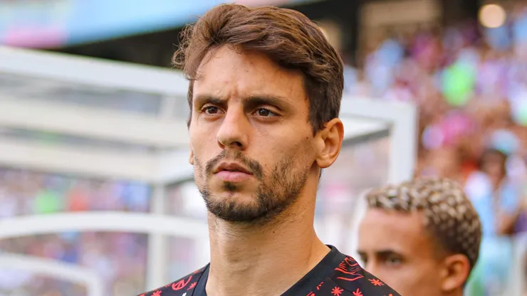 BA - SALVADOR - 13/05/2023 - BRASILEIRO A 2023, BAHIA X FLAMENGO - Rodrigo Caio jogador do Flamengo durante aquecimento antes da partida contra o Bahia no estadio Arena Fonte Nova pelo campeonato BRASILEIRO A 2023. Foto: Renan Oliveira/AGIF