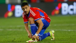 SANTIAGO, CHILE - MARCH 27: Alexis Sanchez (L) of Chile ties his shoes during international friendly match against Paraguay at Estadio Monumental David Arellano on March 27, 2023 in Santiago, Chile. (Photo by Marcelo Hernandez/Getty Images)