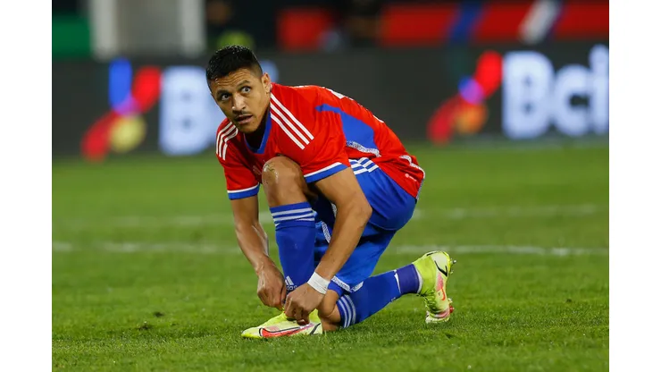 SANTIAGO, CHILE - MARCH 27: Alexis Sanchez (L) of Chile ties his shoes during international friendly match against Paraguay at Estadio Monumental David Arellano on March 27, 2023 in Santiago, Chile. (Photo by Marcelo Hernandez/Getty Images)
